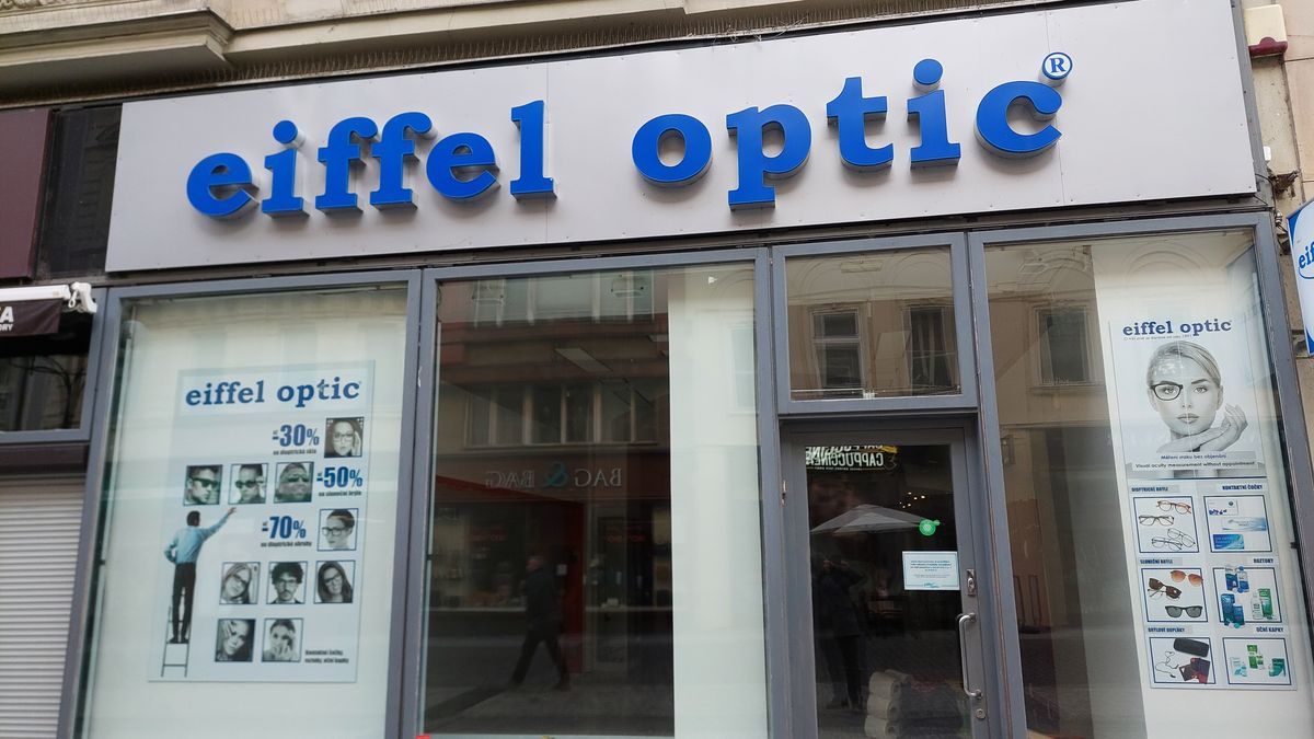 Prodejny brýlí Eiffel Optic jsou už v úpadku, zkrachoval i jejich konkurent